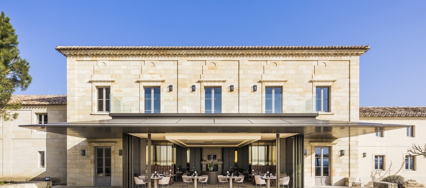 Installation de baie vitrée minimaliste au Château Troplong Mondot